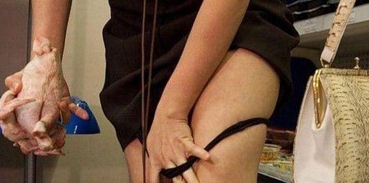 超市雷人一幕：强悍美女偷鸡整只塞入阴道全过程