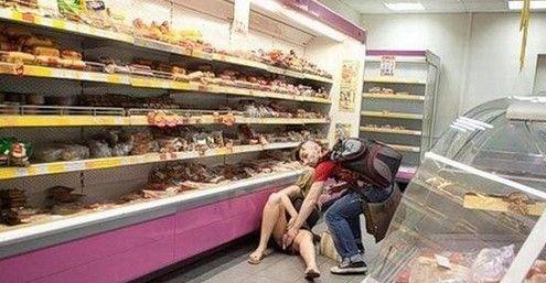 超市雷人一幕：强悍美女偷鸡整只塞入阴道全过程