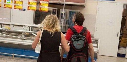 超市雷人一幕：强悍美女偷鸡整只塞入阴道全过程