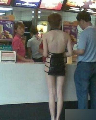 网友直拍:麦当劳快餐店惊现“侧漏姐”几乎没穿内衣仅两块布遮身