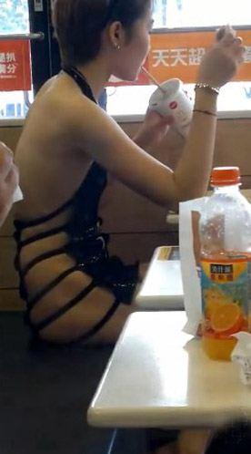 网友直拍:麦当劳快餐店惊现“侧漏姐”几乎没穿内衣仅两块布遮身