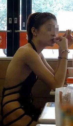网友直拍：麦当劳快餐店惊现“侧漏姐”几乎没穿内衣仅两块布遮身