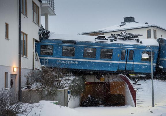 瑞典清洁女工为过瘾偷开火车撞上一栋民居大楼