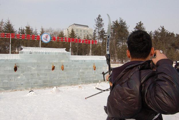 吉林延吉冰雪节为吸引游客,惊现活鸡当靶供游客射杀组图