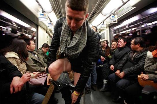 世界无裤日变内裤地铁日，上海地铁老外脱得只剩内裤出行羞煞旁人组图