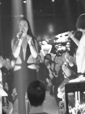 干露露宜兴酒吧违规走穴又惹乱子,男子拉扯干露露被群殴(图)