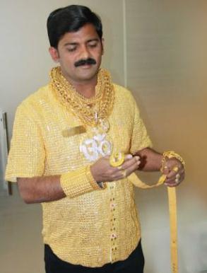 宾布里的黄金男人：印度男子花14万造纯金衬衫求偶，称女人会被闪到眼(图)