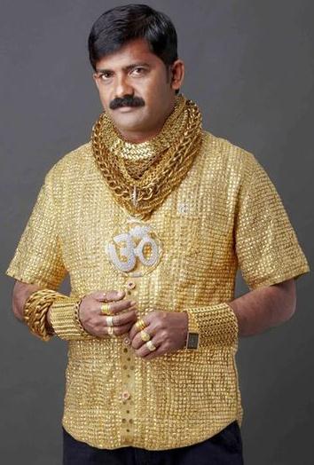 宾布里的黄金男人:印度男子花14万造纯金衬衫求偶,称女人会被闪到眼(图)