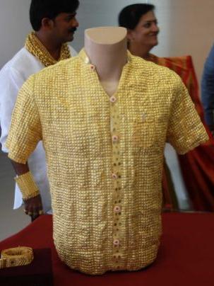 宾布里的黄金男人：印度男子花14万造纯金衬衫求偶，称女人会被闪到眼(图)