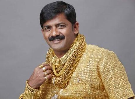 宾布里的黄金男人:印度男子花14万造纯金衬衫求偶,称女人会被闪到眼(图)