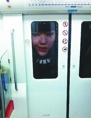 吴莫愁地铁海报吓乘客，表情鬼魅似演鬼片，网友称以为她趴在车门外