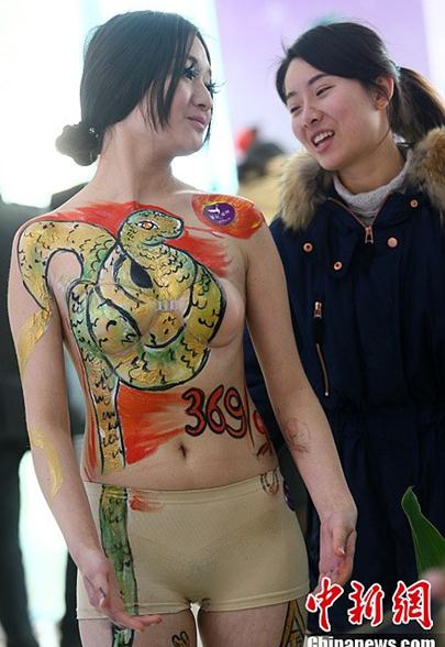 南京人体彩绘美女裸奔售黄金，裸女胸部绘金蛇展示金价裸奔