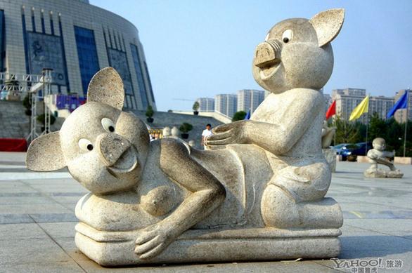 郑州航海东路福塔广场，许多市民专程前往围观流氓猪。而网友戏称，是流氓猪让福塔名噪中国。