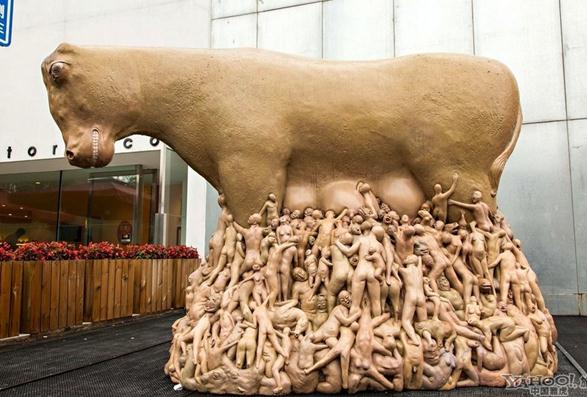 网民笑评全国最奇葩最雷人雕塑：“没有最奇葩只有更奇葩”，北京798艺术区。