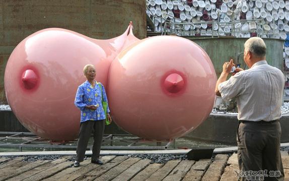 首届中国（佛山）陶瓷节开幕，石湾公园内的“世界第一巨乳”吸引市民拍照留影。