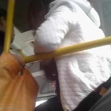 公交车上漂亮妹子的大腿上居然出现了一只男人的咸猪手(图)