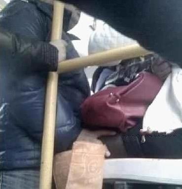 公交车上漂亮妹子的大腿上居然出现了一只男人的咸猪手(图)