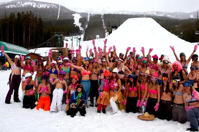 美丽冻人:比基尼美女穿着比基尼去滑雪,不怕寒冷不怕走光