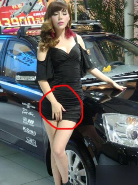 长沙国际车展自慰姐为抢镜出奇招：表情销魂手抚下体，秒杀全场胸器一摸成名