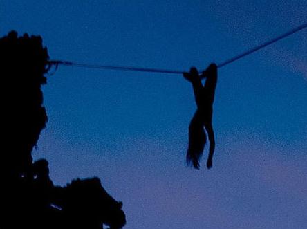 美国女子海莉·阿什本在泰国野外傍晚上演全裸高空走钢丝，未用保护装置
