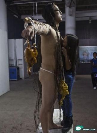 湖南某艺术学院大二女生为全裸男印吻痕以示爱情忠贞，1000个吻痕被批扰乱视线