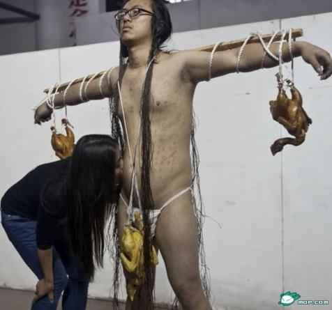 湖南某艺术学院大二女生为全裸男印吻痕以示爱情忠贞，1000个吻痕被批扰乱视线