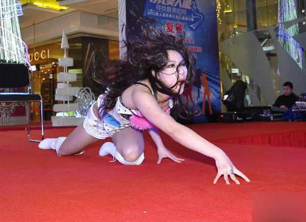 奇葩靓女子豹纹内衣外露，披头散发跪地狂演“狮子舞”(组图)