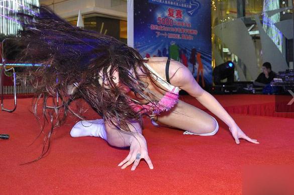 奇葩靓女子豹纹内衣外露，披头散发跪地狂演“狮子舞”(组图)