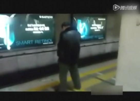 北京地铁一号线现淡定撒尿哥，站台淡定解手完事后淡定离开，遭网友谴责