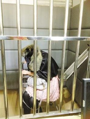 深圳宝马女车主酒驾，拒绝检查狠踢交警下体命根子