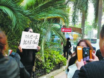 黑衣美女街头卖拥抱一次10元，男子害羞与其合影，网友斥其满足物质享受的物质女