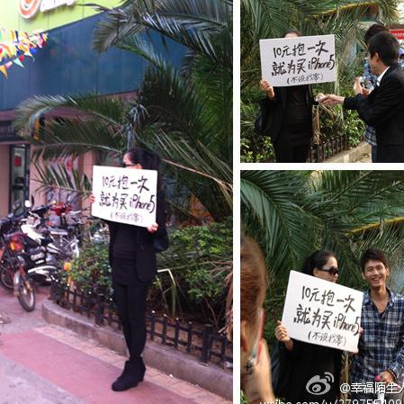 黑衣美女街头卖拥抱一次10元，男子害羞与其合影，网友斥其满足物质享受的物质女