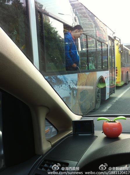 厦门一成年男子公交车上向窗外撒尿引热议，网友建议出门带纸尿裤
