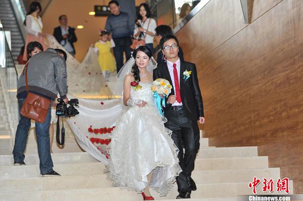 广西南宁新娘穿520米长婚纱出嫁，代表我爱你，百人托举裙摆