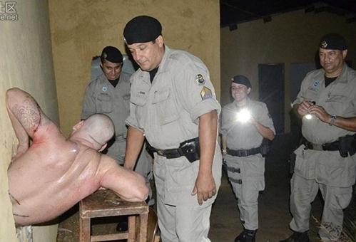 巴西囚犯越狱被卡墙上：巴西囚犯打洞越狱因肚子太大被卡在洞中，束手就擒笑破众人肚皮