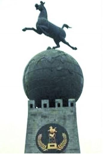 河南城市雕像马踏飞燕遭恶搞,马踏飞燕雕塑立马滚蛋网络走红