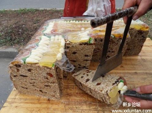 湖南村民买新疆切糕引冲突，警方称被毁切糕值16万，切糕风靡微博被喻“硬通货”