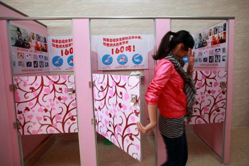 陕西师范大学女士站立小便器受冷落,引导器放置架落满灰尘