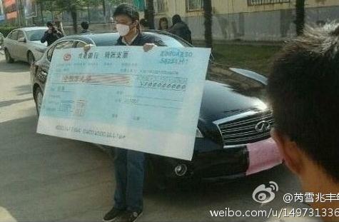 华中科技大学100万求婚门：男子开豪车持百万支票在华中科大求婚