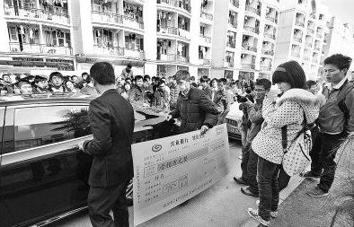 华中科技大学100万求婚门：男子开豪车持百万支票在华中科大求婚
