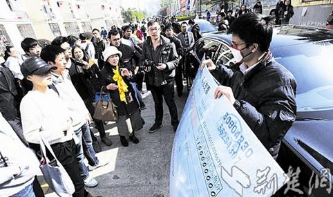 华中科技大学100万求婚门:男子开豪车持百万支票在华中科大求婚