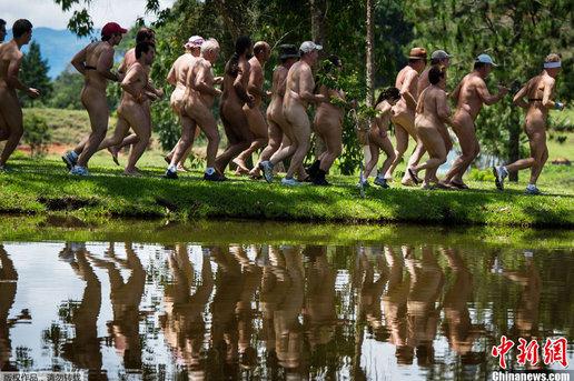 巴西首届裸体奥林匹克运动会开幕，60多名运动员裸身出战