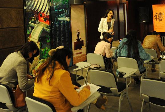 亿万富豪相亲团走秀武汉遇冷，169名女孩赴约5人入围