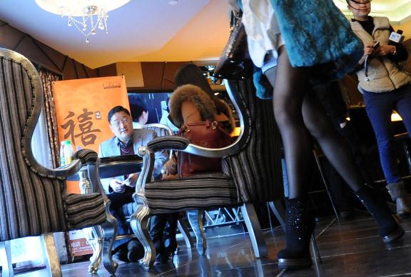 亿万富豪相亲团走秀武汉遇冷，169名女孩赴约5人入围