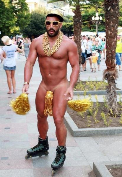 俄罗斯健身猛男获封男神ladygaga，网友吐槽称雷人装束刺瞎双目