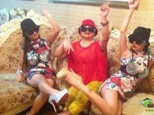 组图:干露露版江南《style》摸胸部露内裤翘大腿,干露露干毛毛母女三人胸罩外穿超自high