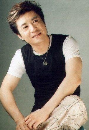 歌手李琛携拐杖登机遭拒,机场:金属拐杖是“钝器”不能登机