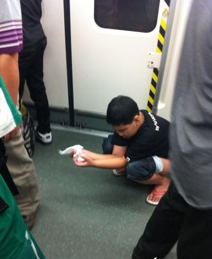 男童在广州地铁车厢内大便：广州地铁惊现大便弟，网友称“中国式拉屎”