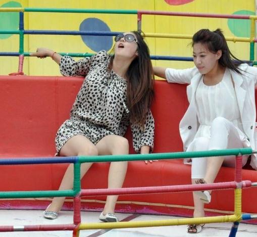 美女你的小手放哪里去了，逛街伸进内裤要注意形象啊