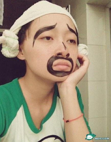 鬼脸妹子微博晒鬼脸犯二组图走红,早就说过不能放我一个人在宿舍